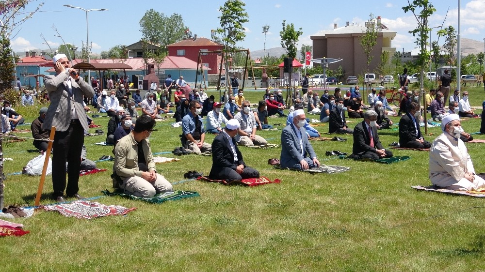 Van Gölü kıyısında sosyal mesafeli ikinci cuma namazı 