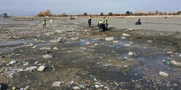 Van Gölü kıyısından bakın kaç ton çöp toplandı!