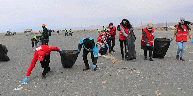 Van Gölü sahili tonlarca çöpten arındırıldı! İşte o görüntüler