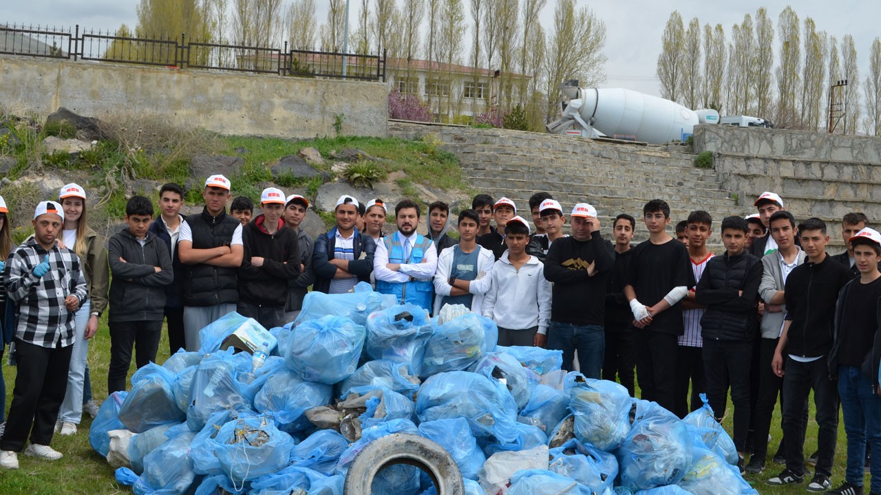 Van Gölü sahilinden kamyon kamyon çöp çıkarıldılar!