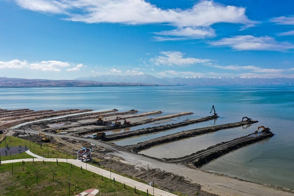 Van Gölü temizleniyor! 1 milyon 365 bin metreküp dip çamuru çıkartıldı