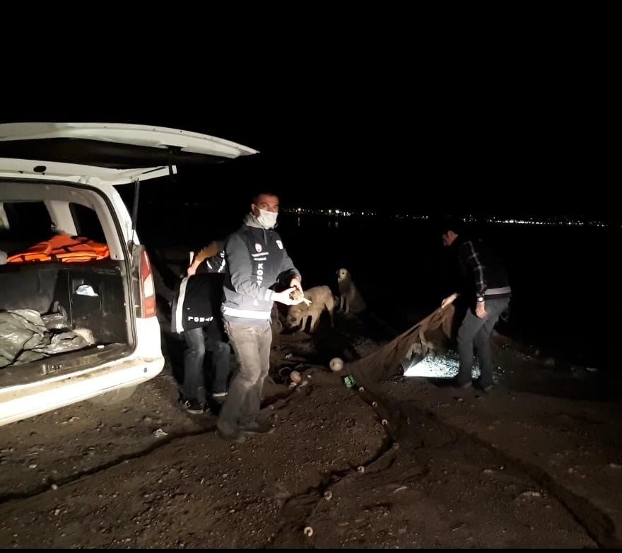 Van Gölü’nde 2 ton kaçak inci kefali ele geçirildi 