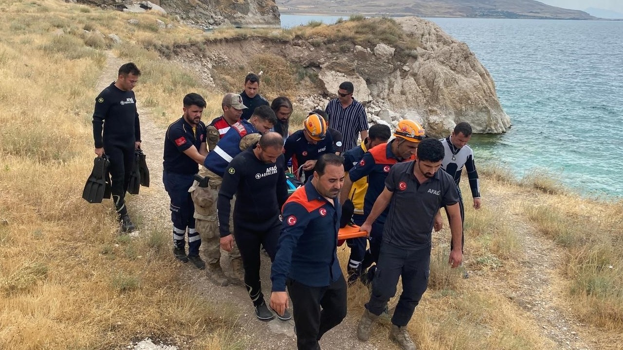 Van Gölü’nde acı olay: 14 yaşındaki çocuk boğularak hayatını kaybetti