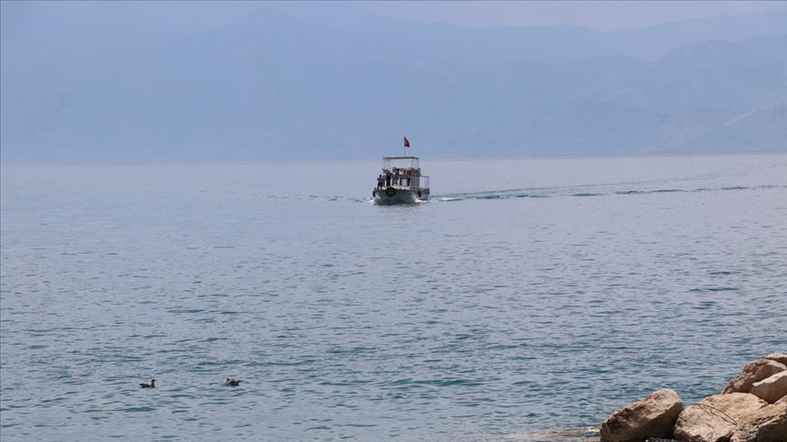Van Gölü'nde batan teknedeki cesetlerin çıkarılması çalışmaları yeniden başladı
