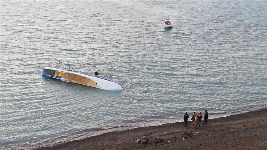Van Gölü'nde düzensiz göçmenleri taşıyan tekne battı: 7 kişi öldü