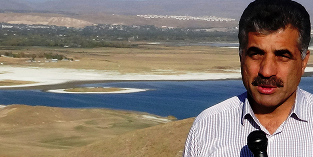 Van Gölü'nde ilginç görüntüler! Sular çekildi böyle oldu