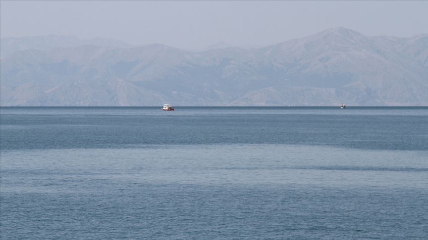 Van Gölü'nde kaybolan tekneyi arama çalışmaları sürüyor