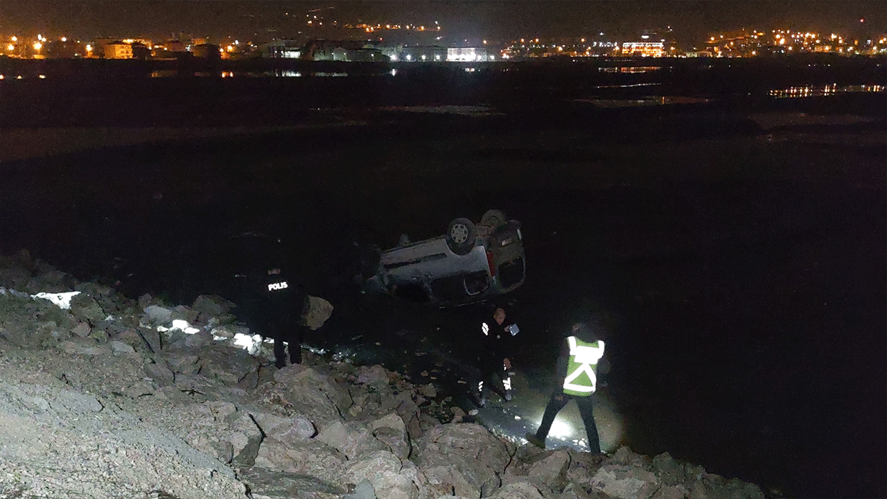 Van Gölü'nde korkutan kaza! Kamyonet suya uçtu, 2 yaralı