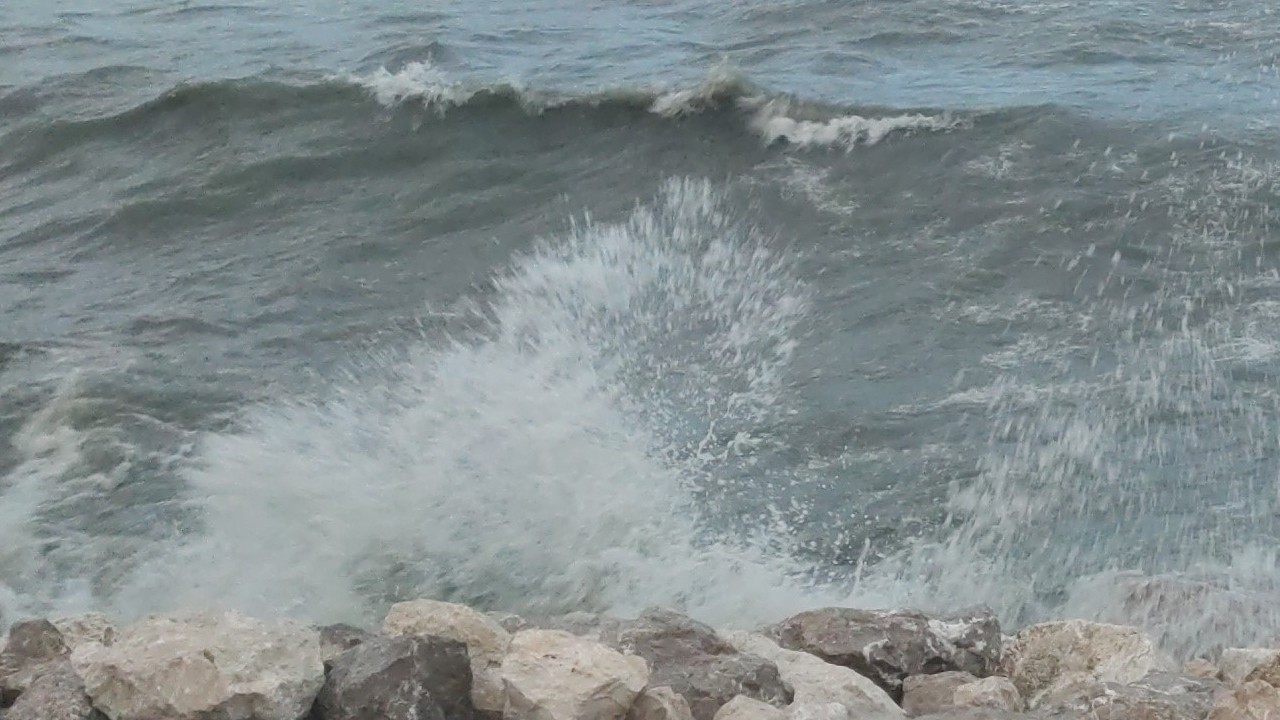 Van Gölü’nde Şiddetli Fırtına Dalgaları Yükseltti