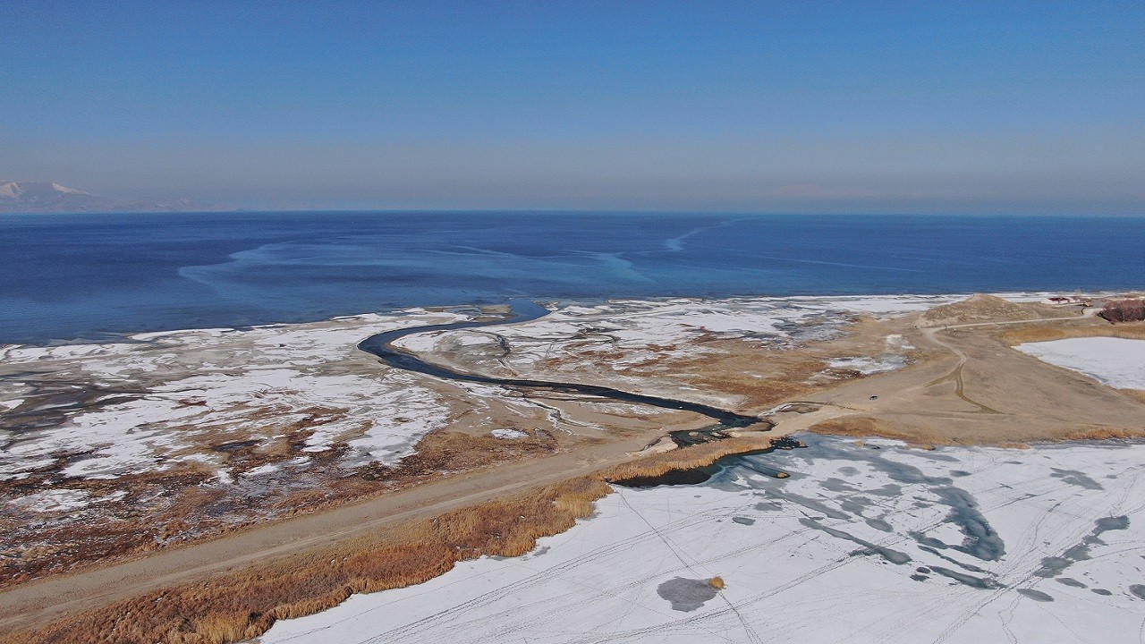 Van Gölü’nden şaşırtan manzara!