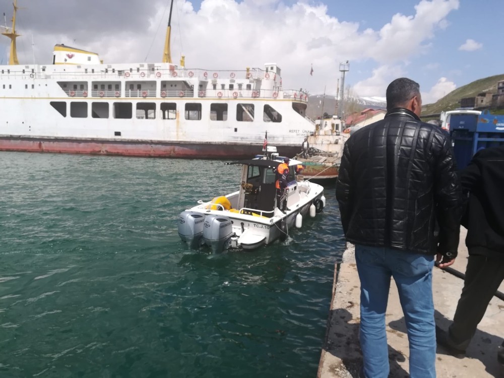 Van Gölü’ne açılan kişinin cansız bedenine ulaşıldı 
