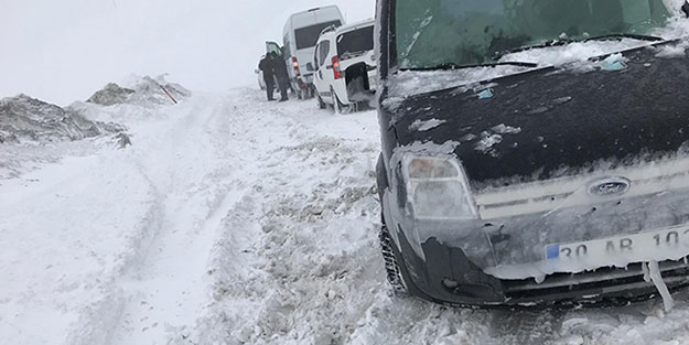 Van-Hakkari karayolunda çığ felaketi! Araçlar kar altında kaldı