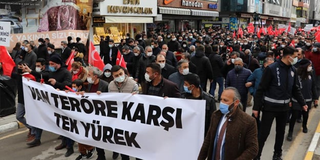 Van halkı sokağa indi! Yüzlerce kişi terörü lanetledi