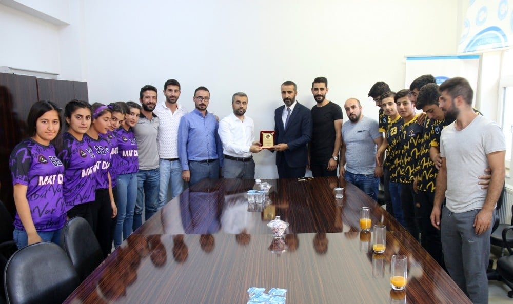Van Hentbol Takımı’ndan Başkan Say’a plaket 