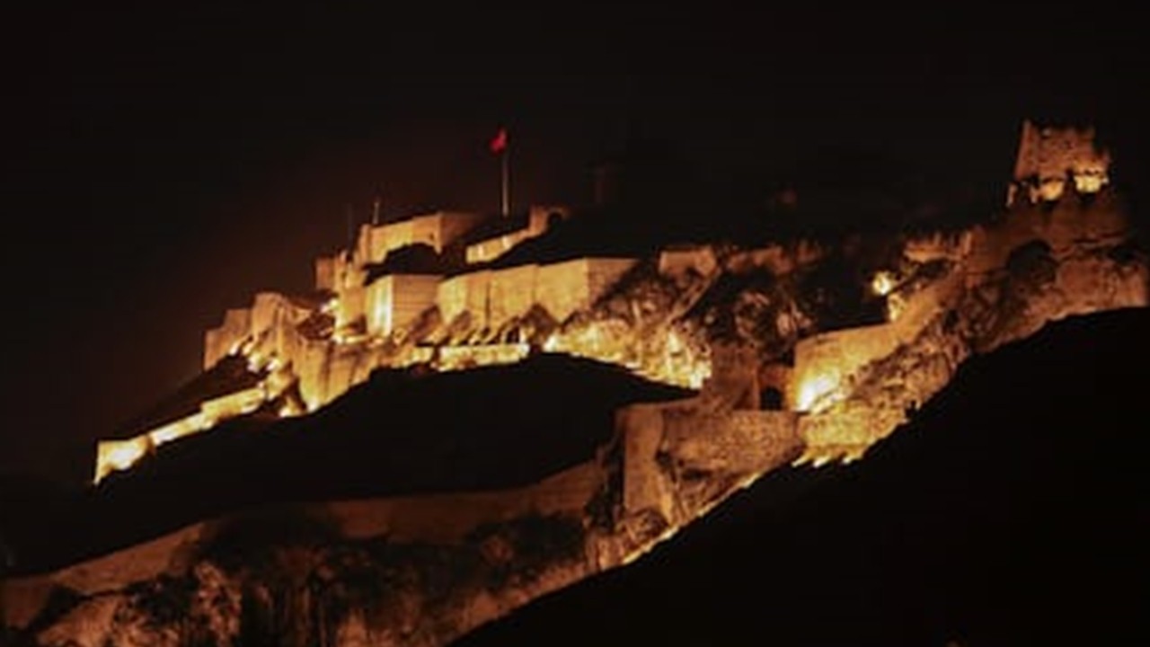 Van Kalesi Ramazan’da Işıldıyor Maneviyat, Tarih ve Görselliğin Buluşması