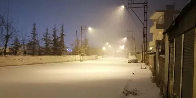 Van merkeze mevsimin ilk karı yağdı