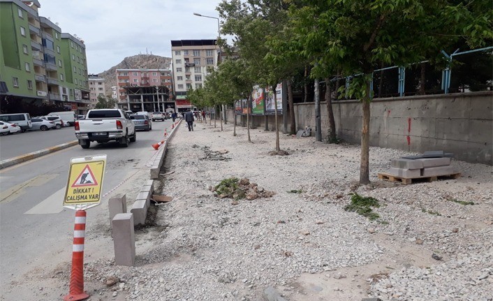 Van Milli Egemenlik Caddesi’nde yenileme çalışmaları sürüyor 