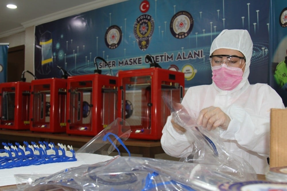 Van polisi kendi siperlik maskesini üretiyor 