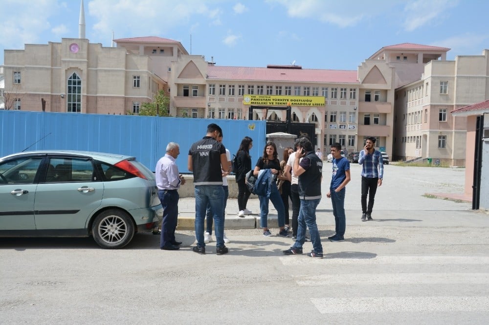 Van polisi, okul çevreleri, yaya geçitleri ve okul servis araçları denetledi 