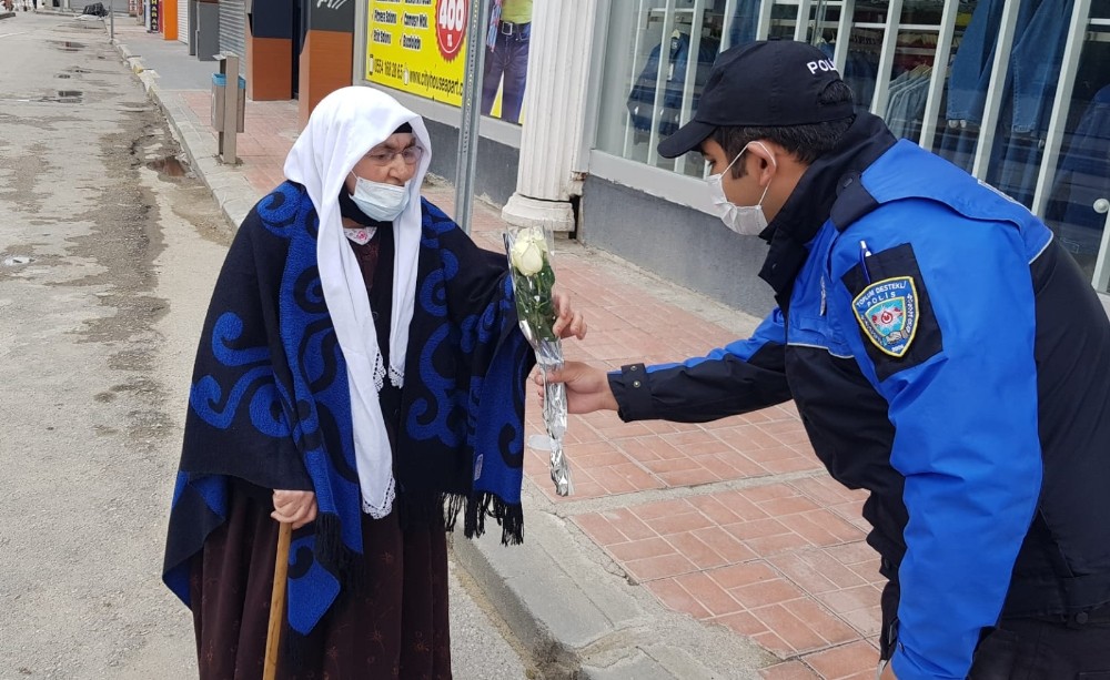 Van polisinden 65 yaş ve üzeri annelere çiçek 