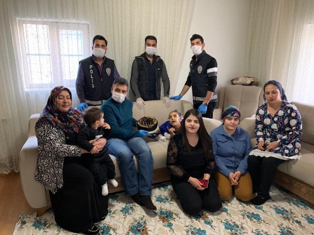 Van polisinden yetim ve hasta kıza doğum günü sürprizi 