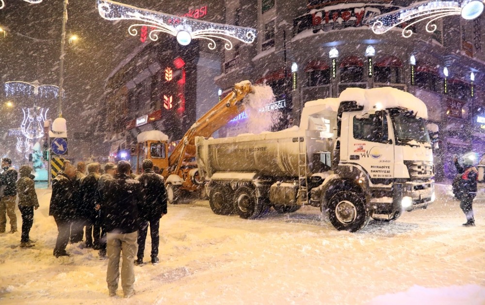 Van son 52 yılın en büyük üçüncü kar yağışını aldı 