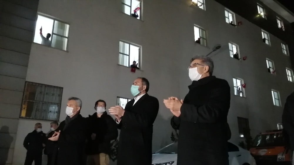 Van Valisi Bilmez karantinadaki vatandaşları ziyaret etti 