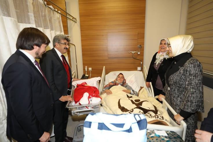 Van Valisi Bilmez ve beraberindekiler yeni yılın ilk bebeklerini ziyaret etti 