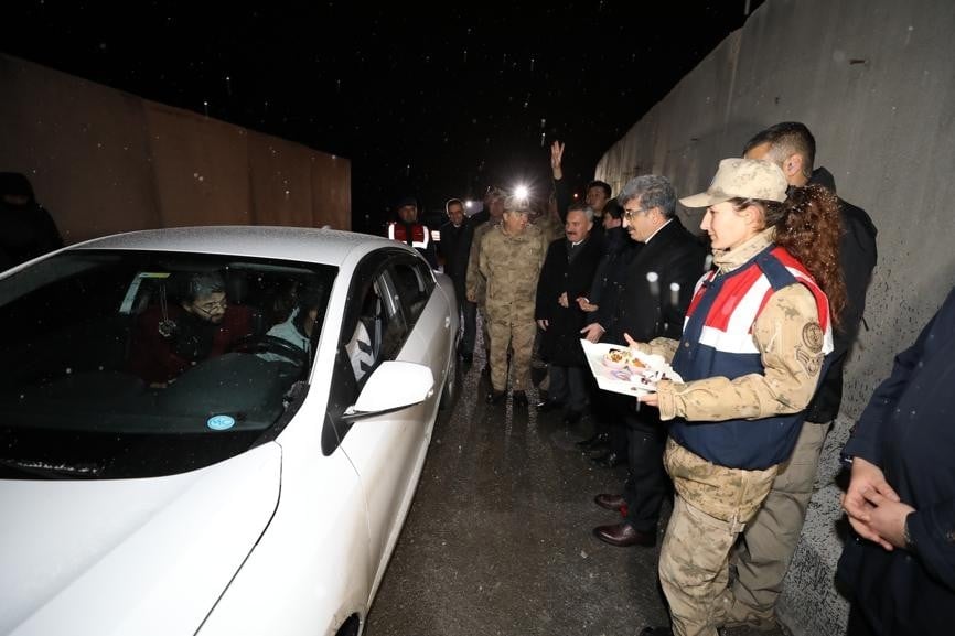 Van Valisi Bilmez, yeni yıla nöbete giren güvenlik güçlerini ziyaret etti 
