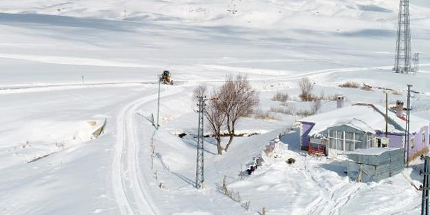 Van ve Bitlis'te kar, 337 yerleşim biriminin yolunu kapattı