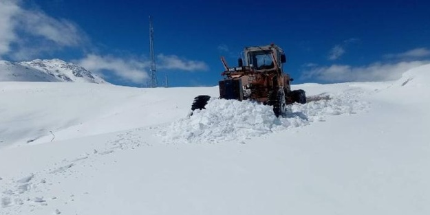 Van ve Hakkari'de bazı yerleşim yerlerine ulaşım sağlanamıyor