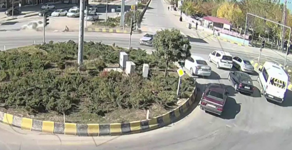 Van ve Muş’ta meydana gelen trafik kazaları mobese kameralarına takıldı 
