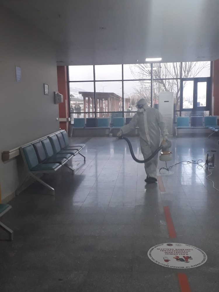 Van YYÜ Dursun Odabaş Tıp Merkezinden günlük dezenfeksiyon işlemleri 