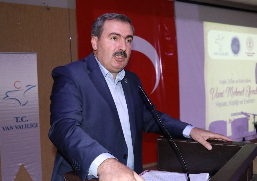 Van YYÜ İlahiyat Fakültesi Tasavvuf Anabilim Dalı Başkanı Doç. Dr. Ferzende İdiz 