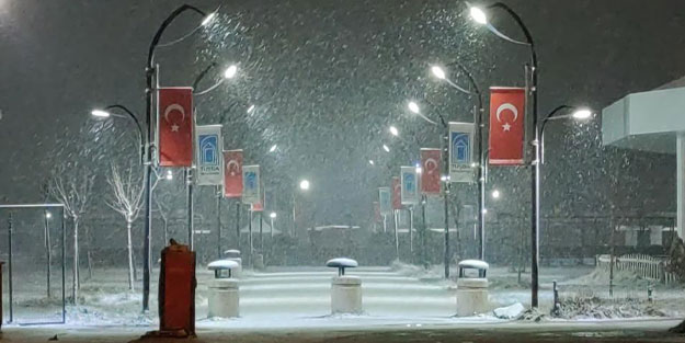 Van'a mevsimin ilk karı yağdı