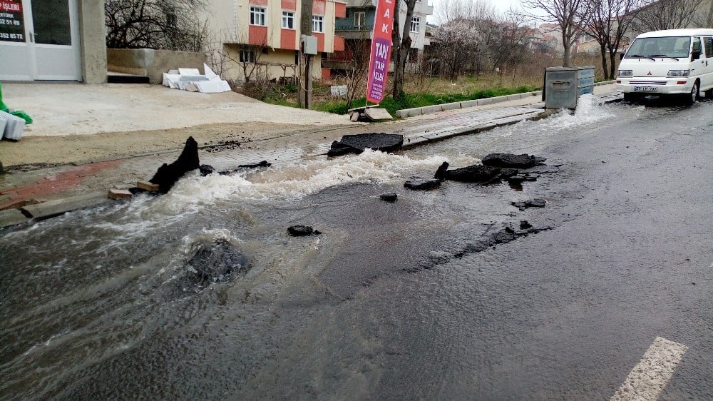 Vana patladı, cadde göle döndü 