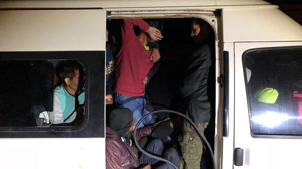 Van'da 14 kişilik minibüse 56 kaçak bindirmişler