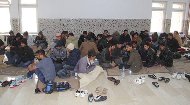 Van'da 14 kişilik minibüse bindirilen 40 göçmen yakalandı