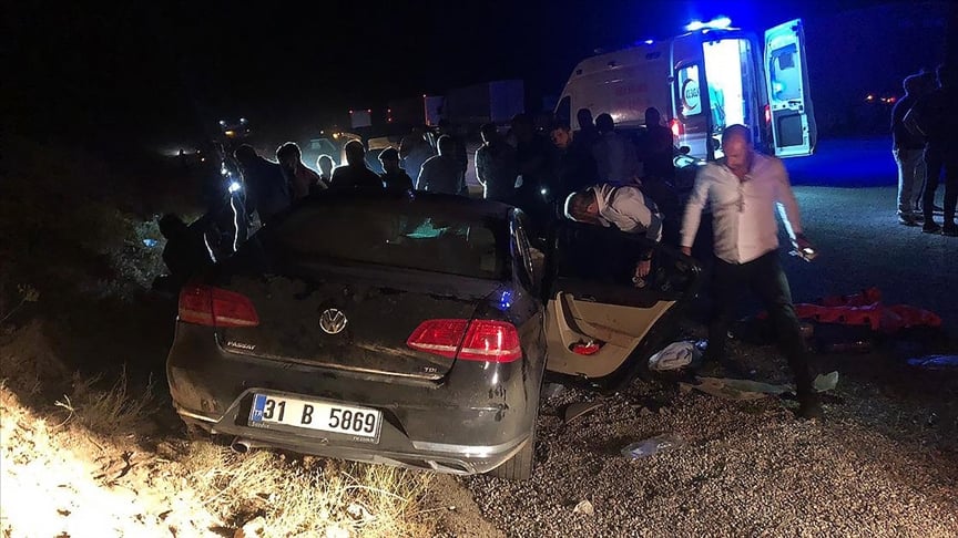 Van'da 3 aracın karıştığı kazada 10 kişi yaralandı