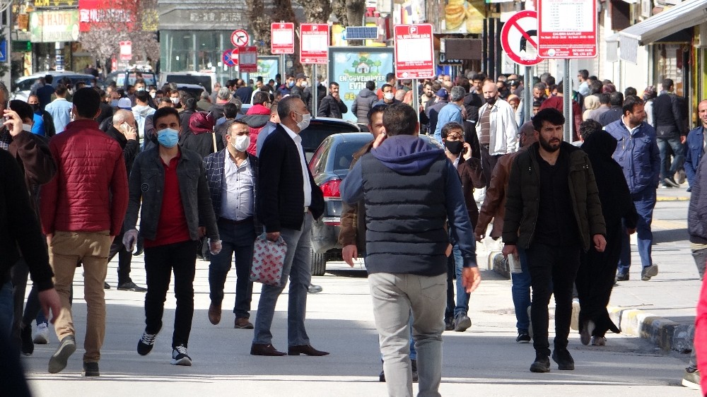 Van’da 4 günlük kısıtlama sonrası caddeler doldu taştı 