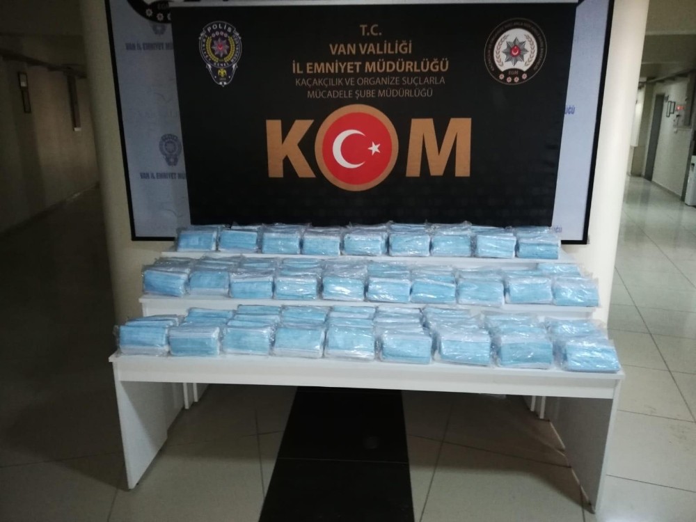 Van’da 6 bin 900 adet kaçak maske ele geçirildi 