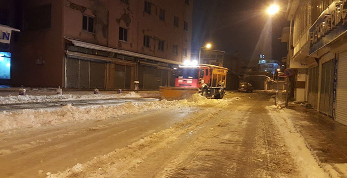 Van’da 64 yerleşim biriminin yolu kapandı