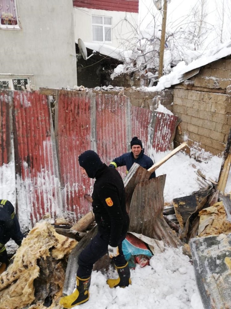 Van’da ahırın üzerine çığ düştü 