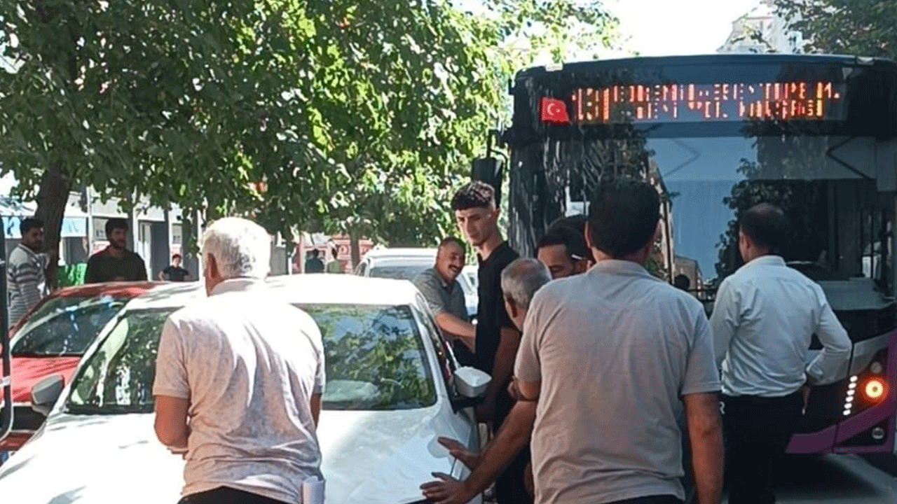 Van’da akılalmaz park! Trafik kilitlendi, vatandaşlar aracı taşıdı