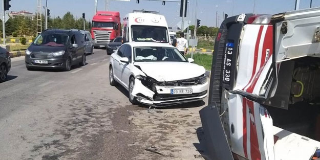 Van'da ambulansla otomobil çarpıştı: 7 yaralı