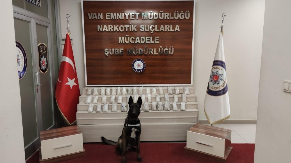 Van’da araç lastiği içerisinde 16 kilo uyuşturucu ele geçirildi 