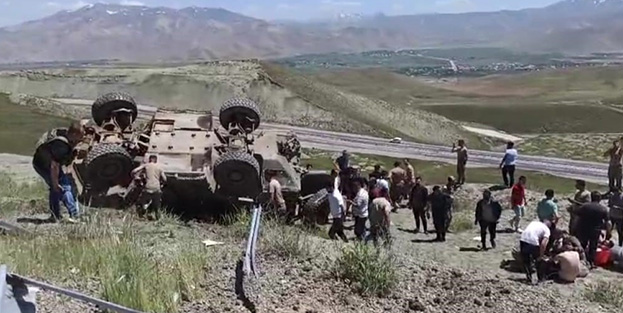 Van'da askeri araç devrildi! Yaralılar var