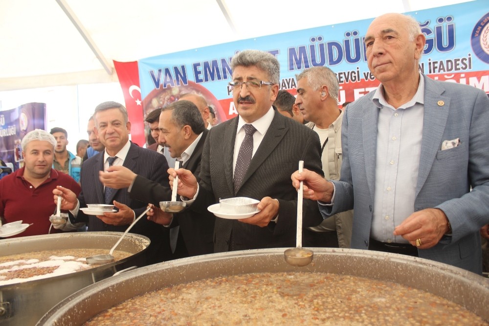 Van’da aşure dağıtımı 