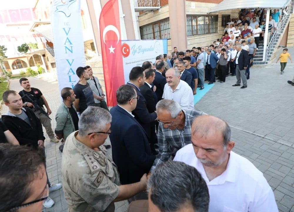 Van’da bayramlaşma töreni 