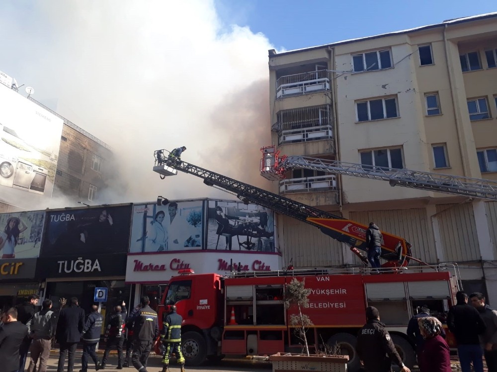 Van’da bina yangını 